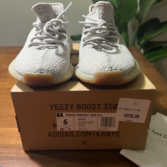 Yeezy 350 sesame size 6 like new - Picture 2 of 6
